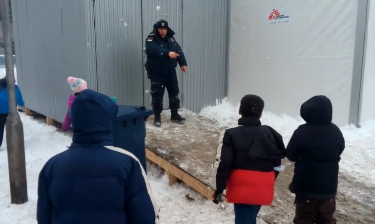 Des enfants de réfugiés font bataille de boules de neige avec la police…