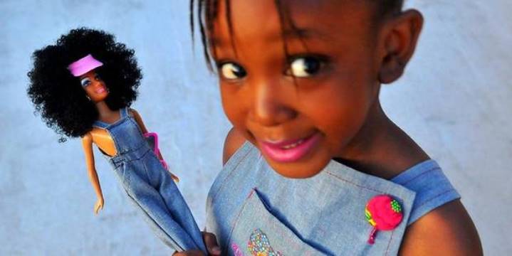 Des parents offrent des poupées noires à leurs filles à Noël !