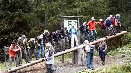Quand des petits vieux font de la balançoire sur un tronc d’arbre…