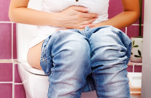 L’idée conne du jour !! Éclater une ampoule au plafond en urinant…
