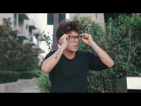 Un jeune homme trouve une paire de lunettes raciste…