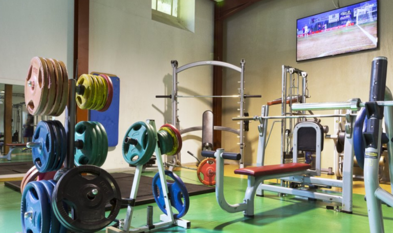Un parcours d’équilibre surprenant dans une salle de sport