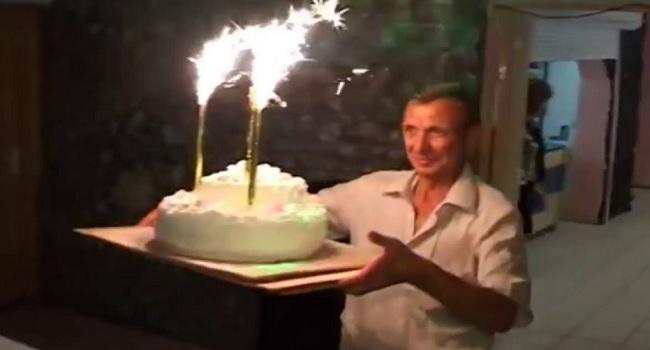 Quand papa apporte le gâteau de mariage…