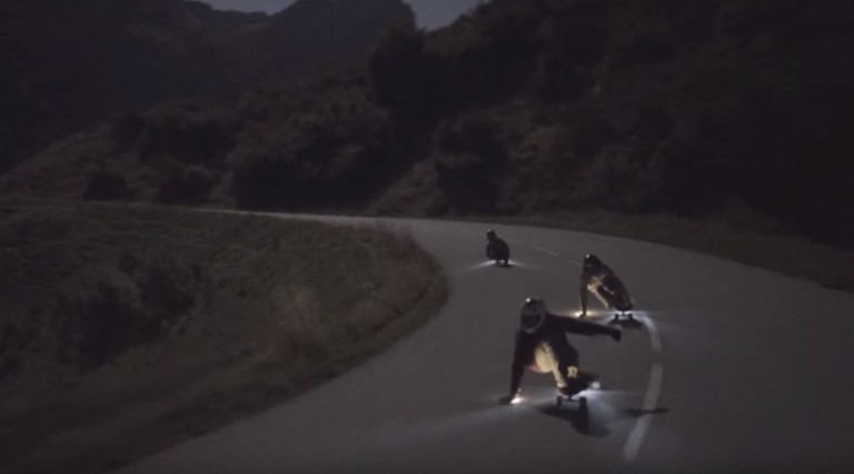 Sport extrême : Une descente de longboard dans les Alpes, sous la pleine lune