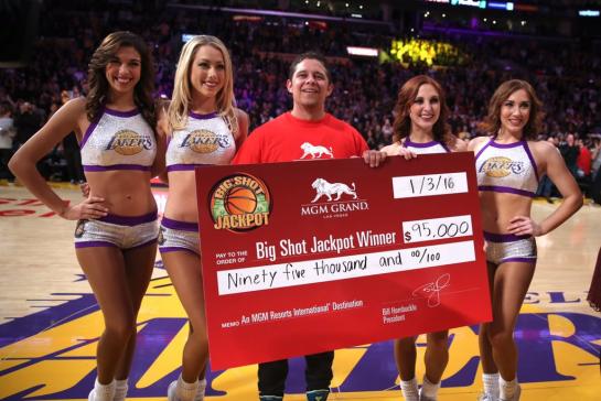 Un fan des Los Angeles Lakers gagne 87 000 euros avec un tir du milieu de terrain