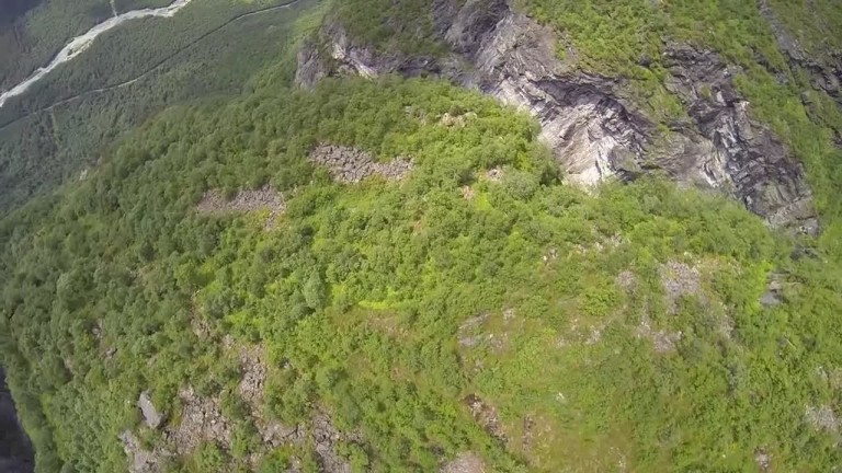 Un vol en wingsuit au-dessus du glacier de Jostedal, en Norvège