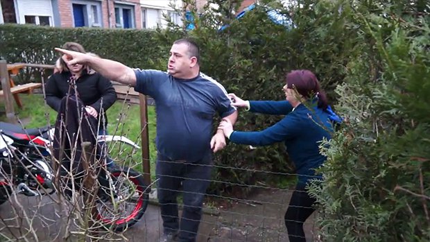 Calais : Un homme brandit un fusil lors de la manifestation pro-migrants…