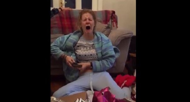 Une jeune fille reçoit des places de concert pour Justin Bieber