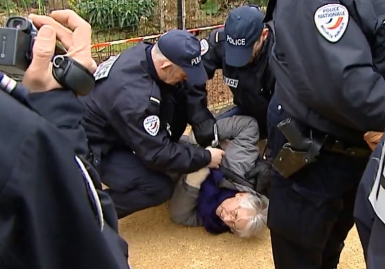 Arrestation musclée d’une mamie de 72 ans