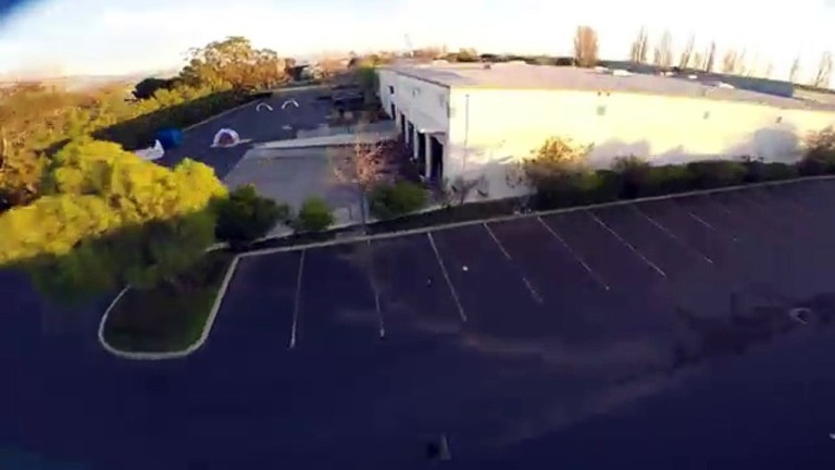 Course de drones dans un entrepôt