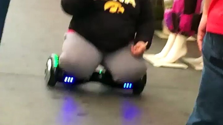 Un enfant en surpoids sur un hoverboard…