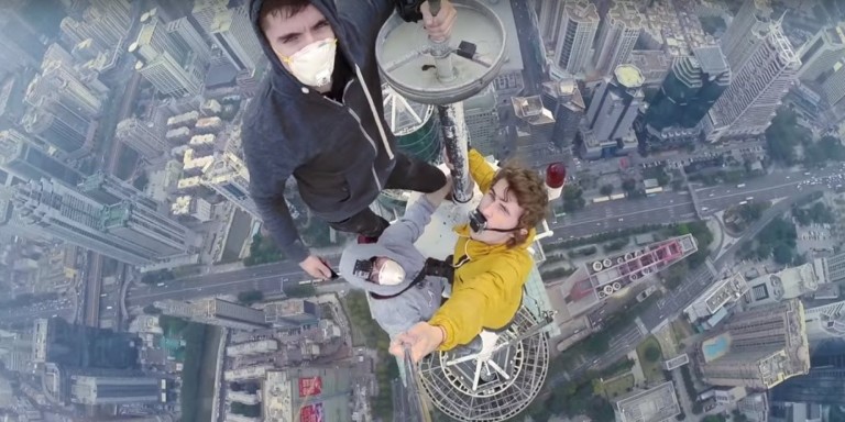 Ils escaladent une tour de 384 mètres en Chine pour prendre un selfie