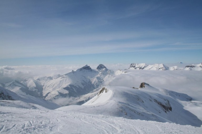 Le ski à quatre pattes, la technique insolite d’un skieur dans les Alpes
