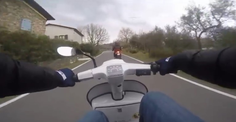Comment humilier un motard avec un simple scooter…