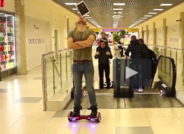 Perché sur son hoverboard, un iPad en équilibre sur la tête !