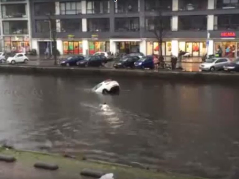 Sauvetage d’une mère et son enfant bloqués dans une voiture à l’eau