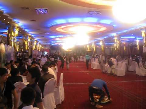 Des serveurs à un mariage afghan… Chaud devant !!