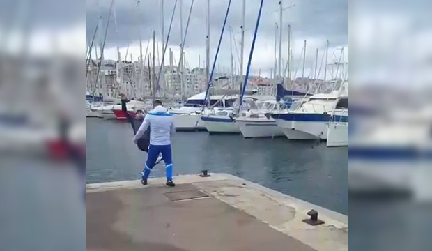 Un Marseillais pousse un supporter du PSG dans le vieux port