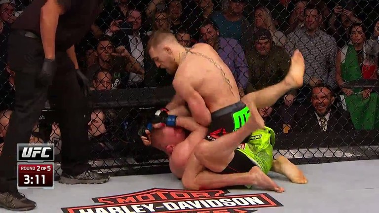 Un combattant MMA frappe un gamin qui ne bronche pas d’un poil !