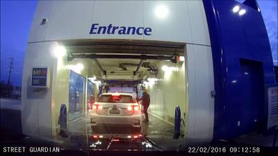 Un conducteur a un gros souci dans un Car Wash