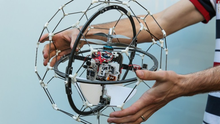Un drone vole dans une crevasse étroite