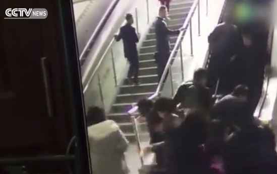 Un escalator provoque une gigantesque chute en Chine