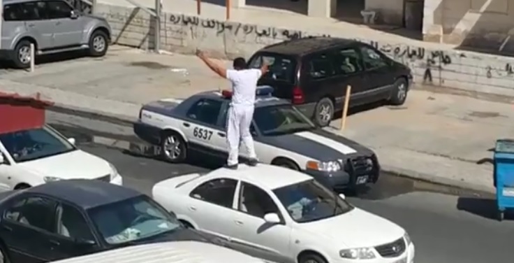 Un homme pète un câble et met KO un policier