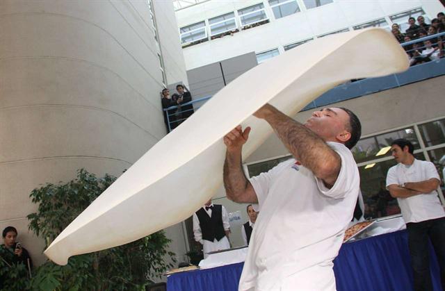 Un pizzaïolo acrobatique surprenant !