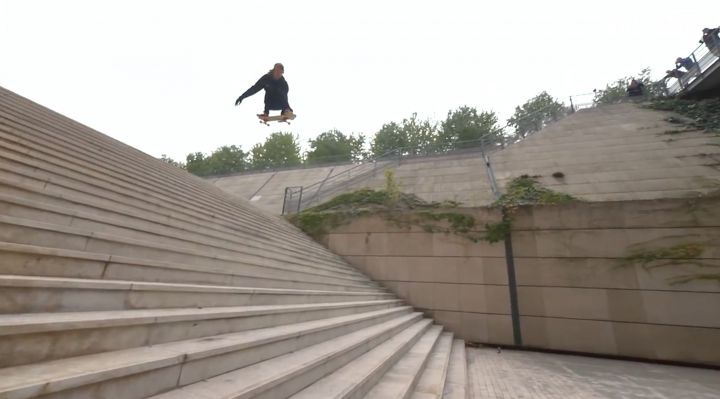 Un skateur saute 25 marches à Lyon