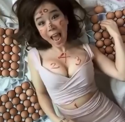 Une Coréenne s’éclate comme une folle avec des œufs