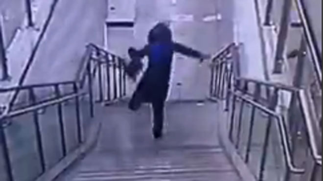 Une femme rate une marche et se gaufre lamentablement !