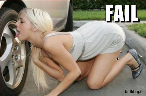 Quand une blonde perturbe des automobilistes…
