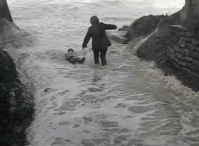 En pleine tempête, un couple de retraités emporté par les vagues