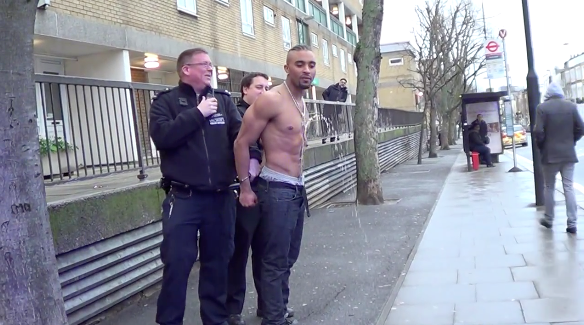 Un mec urine pendant son arrestation… DINGUE !!