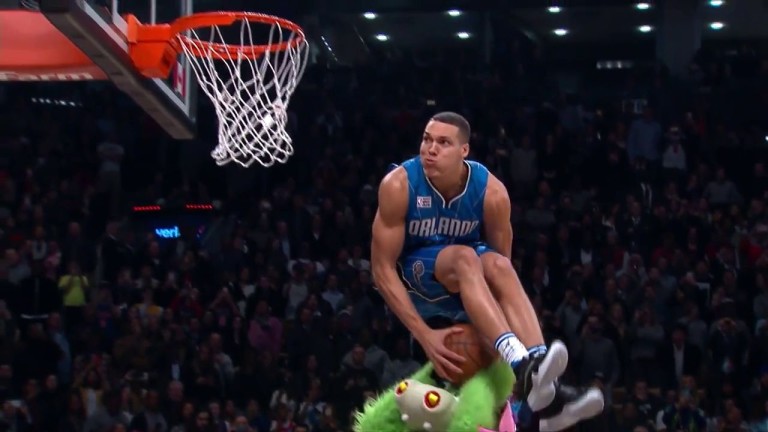 Magnifique dunk d’un basketteur par-dessus une mascotte