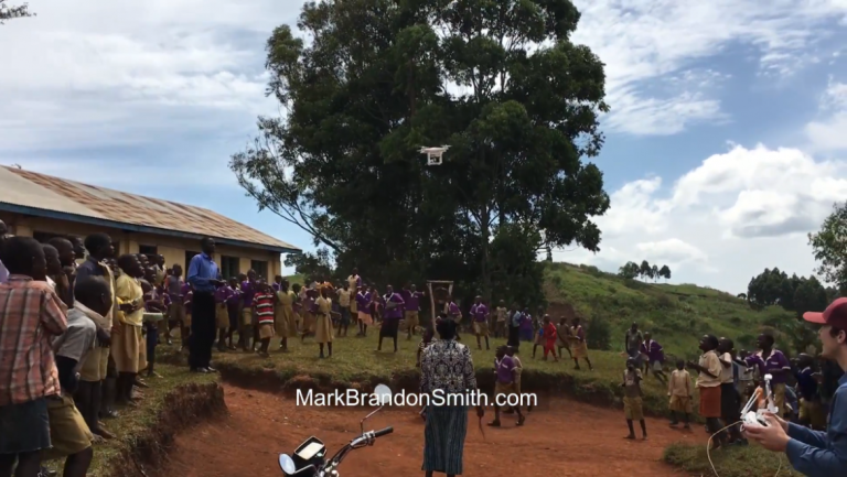 L’impressionnante réaction d’enfants africains qui découvrent un drone pour la première fois !