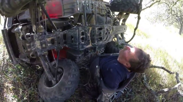 Un motard aide un homme coincé sous son quad