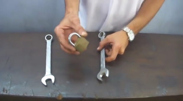 Astuce du jour : Ouvrir un cadenas avec deux clés plates…