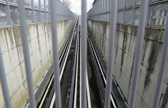 Des chaises balancées par des étudiants sur les rails du métro à Rennes