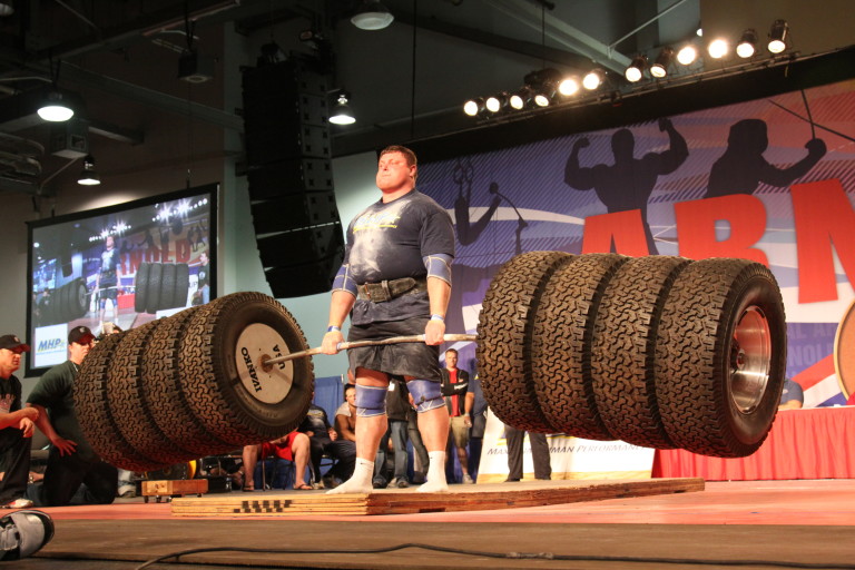 Record du monde en soulevant une barre de 465 kilos