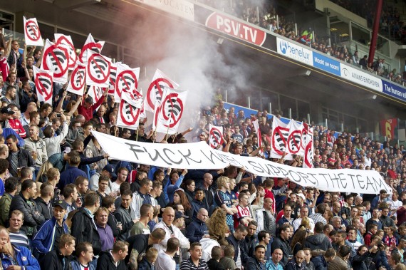 Attitude déplorable des supporters du PSV Eindhoven avec des mendiantes