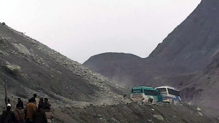 Au Pakistan, mieux vaut avoir le cœur solide pour emprunter la route de la mort !
