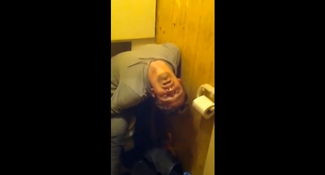 Le mec le plus saoul du monde qu’il s’endort aux toilettes…