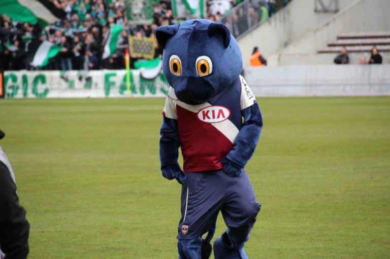 Cette mascotte se met dans une très mauvaise position !!