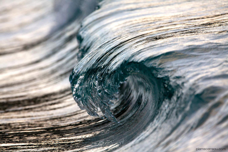 Des vagues soulèvent des pavés en Italie