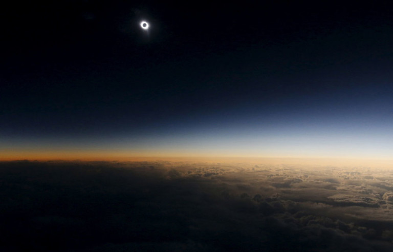 Éclipse solaire depuis un avion