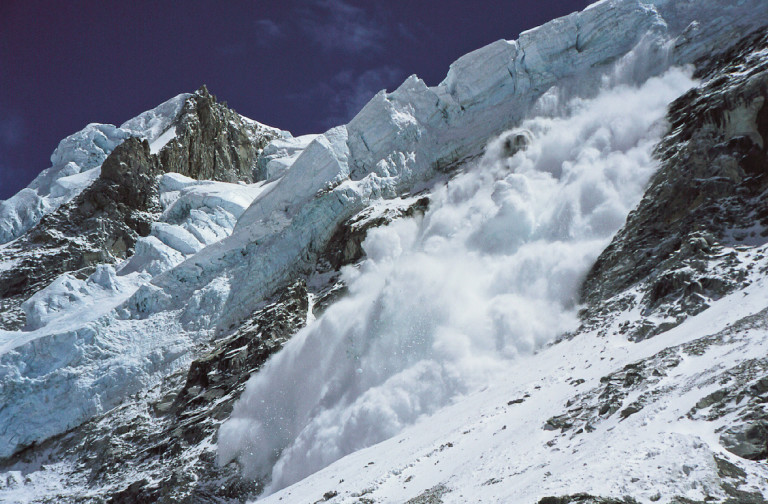 Emporté par une avalanche avec sa motoneige, il survit miraculeusement