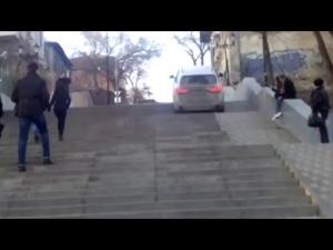 La technique du jour : Éviter les bouchons en montant les escaliers avec sa BMW…