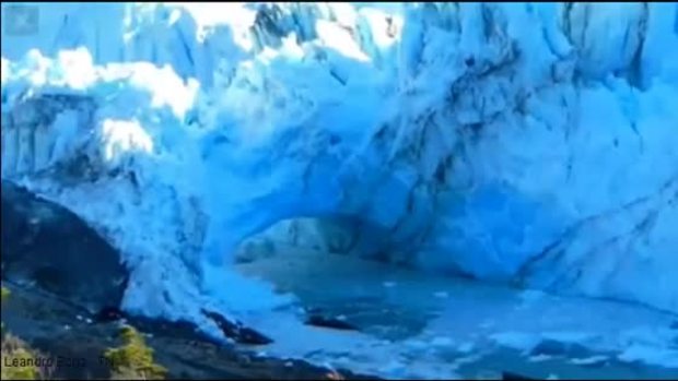 Impressionnant effondrement du glacier