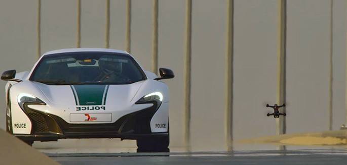 La police de Dubaï poursuit un drone en McLaren 650S